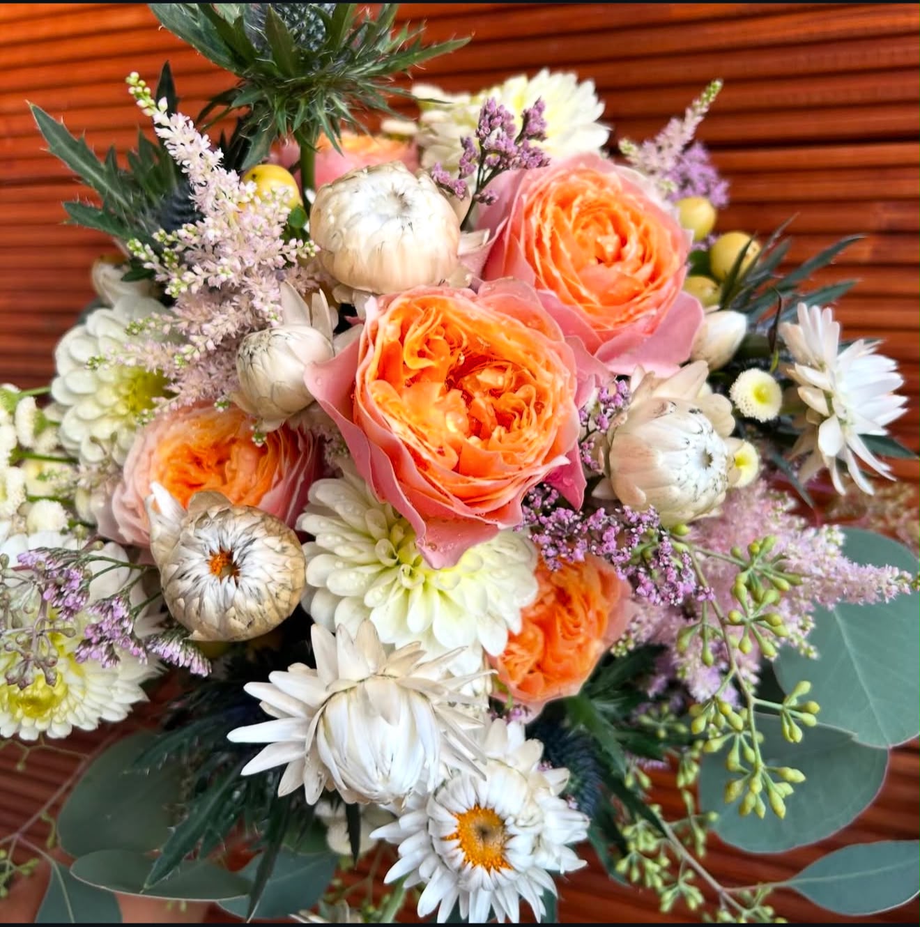 Strauß in Apricot und Weiß mit Strohblumen
