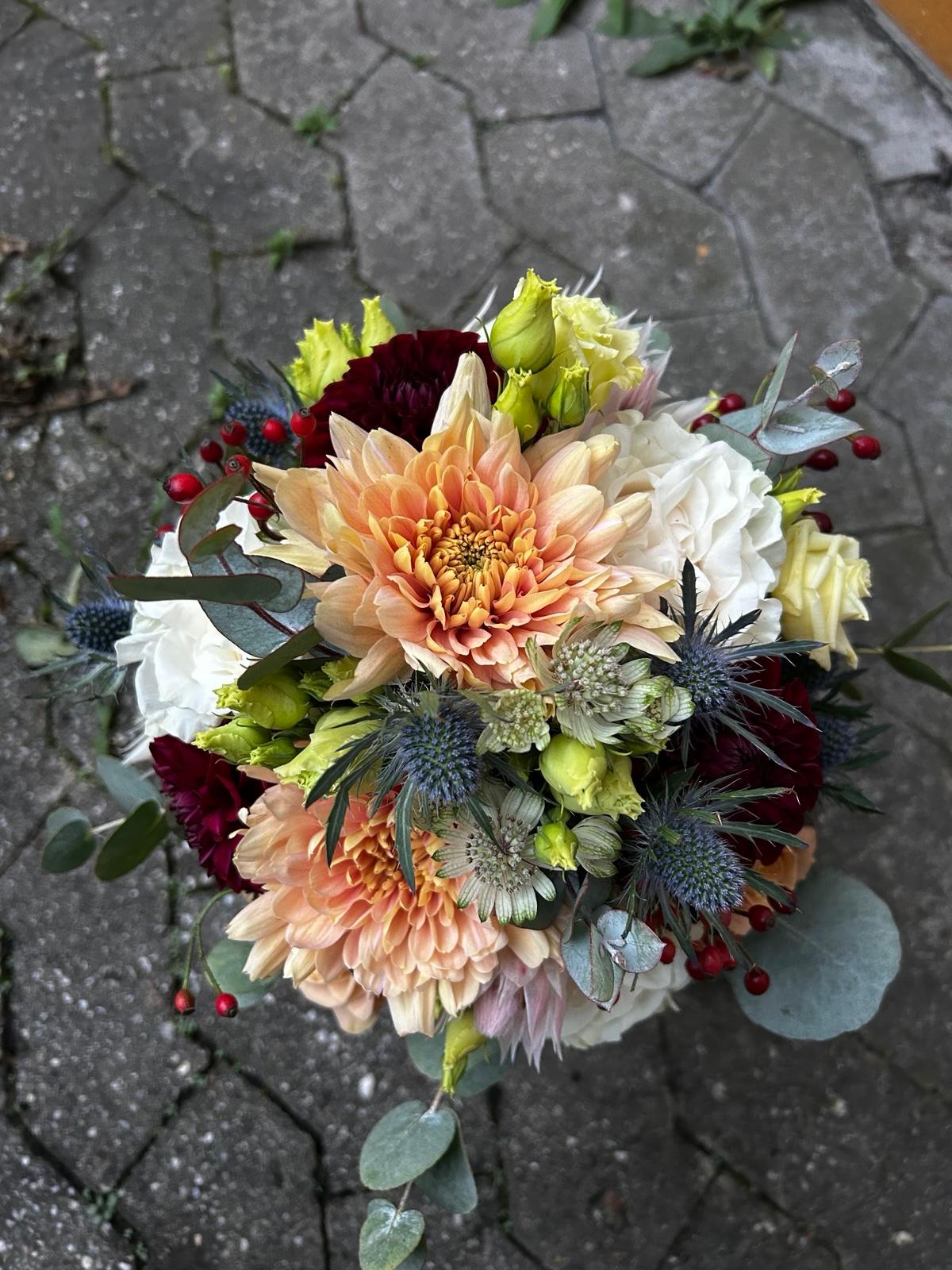Herbstlicher Brautstrauß mit Dahlien und Disteln