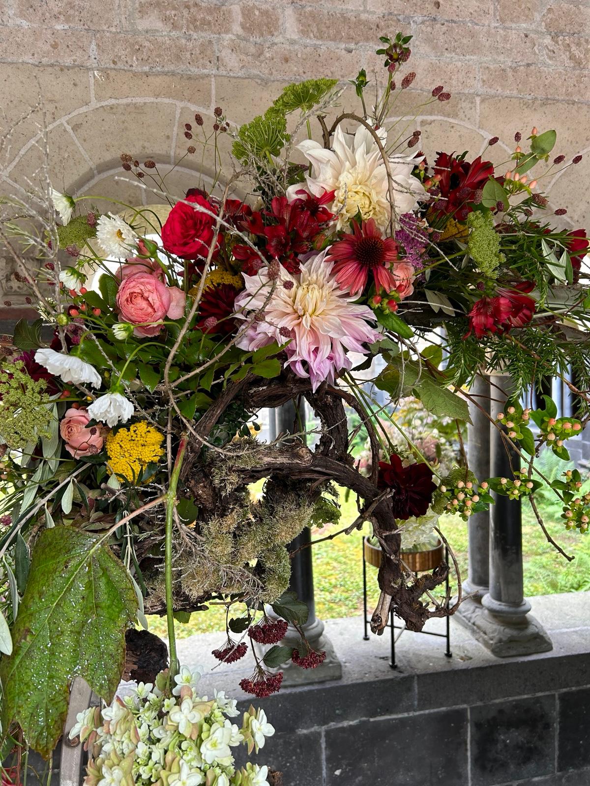 Große florale Altardekoration im Kreuzgang